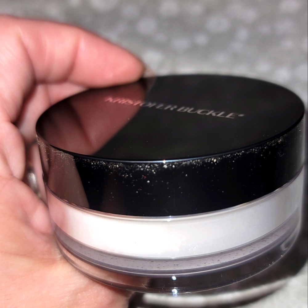 Kristofer Buckle Translucent Loose Setting Powder - Picture 3 of 3